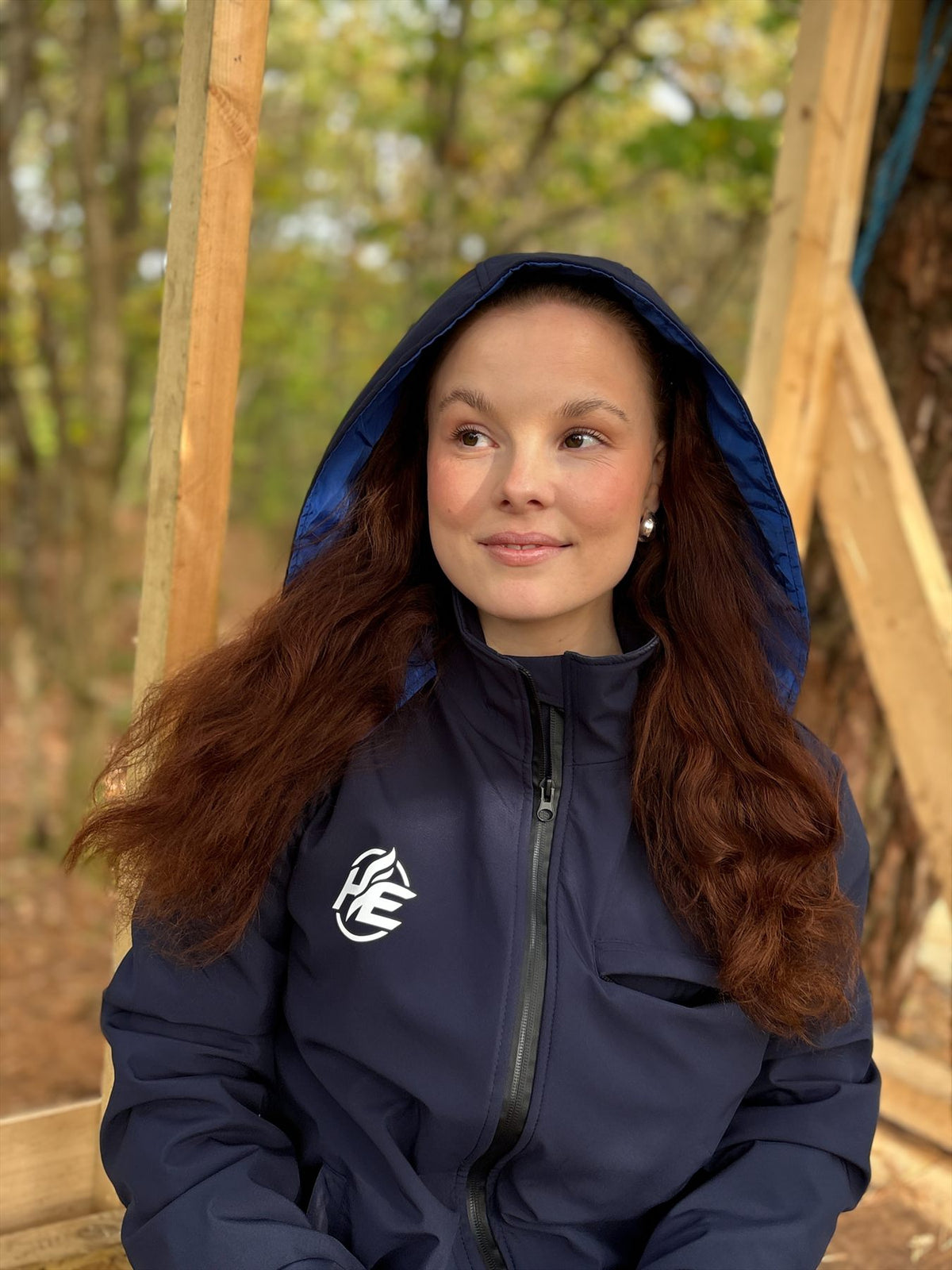 Heatelite varmejakke med hette og HE-logo